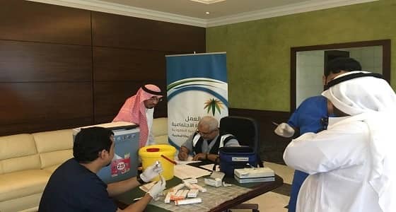 بالصور.. " عمل مكة " تقيم حملة تطعيم للانفلونزا والحمى الشوكية