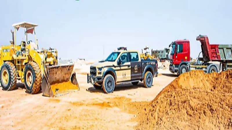 ضبط 5 مخالفين لنظام البيئة لنقلهم الرمال وتجريف التربة