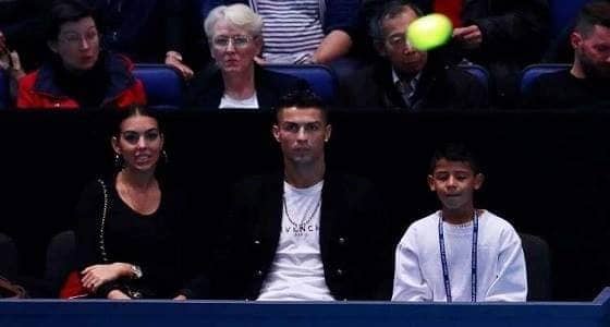 بالفيديو.. رونالدو يلتقط كرة طائشة باتجاه صديقته