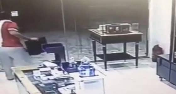 بالفيديو.. لص يغافل بائع ويسرق حقيبة عود فاخر