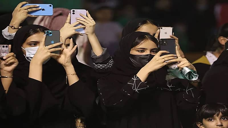 مستشار أسري للفتيات: لا تتابعين اللي ينكتون على المتزوجين ويفضلون "السنقلة"