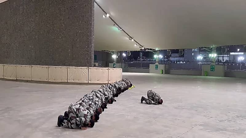 رجال الأمن يصلون بمنشآة الجمرات بمنى مترقبون وصول الحجاج..فيديو