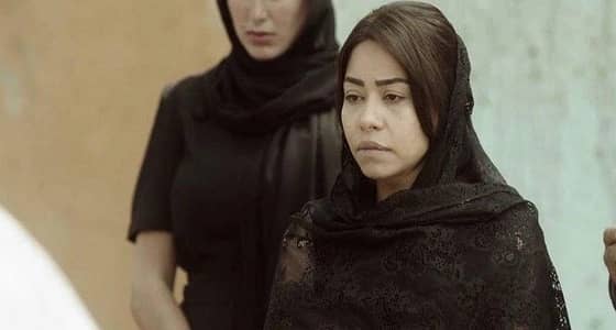 شيرين عبدالوهاب تكسر هاتف صحفية صورت عزاء والدها