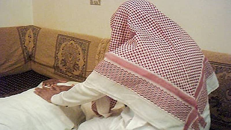 راق شرعي : لا يجوز لمس النساء في الرقية.. وبعض الرقاة يتعمدون إغماء زبائنهم (فيديو)