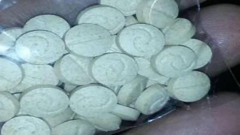 القبض على مواطنين بجدة لترويجهما للحشيش المخدر عبر مواقع التواصل