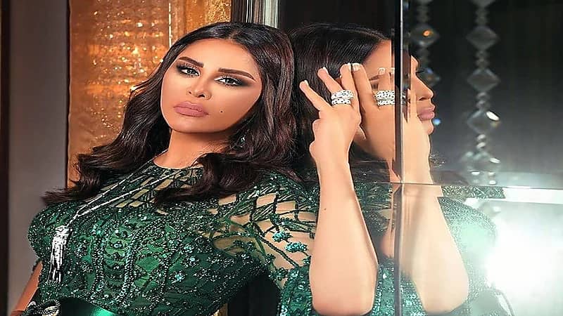 أحلام تلتقط السيلفي بـ«كسرة عود» ضخمة