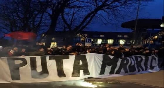 قبل موقعة حديقة الأمراء.. جماهير سان جيرمان تتظاهر أمام فندق الريال