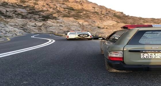 فتح طريق عقبة حزنة في الباحة بعد إزالة الصخور المتساقطة