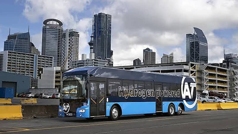 أم تهرب طفلتها داخل حقيبة سفر في حافلة