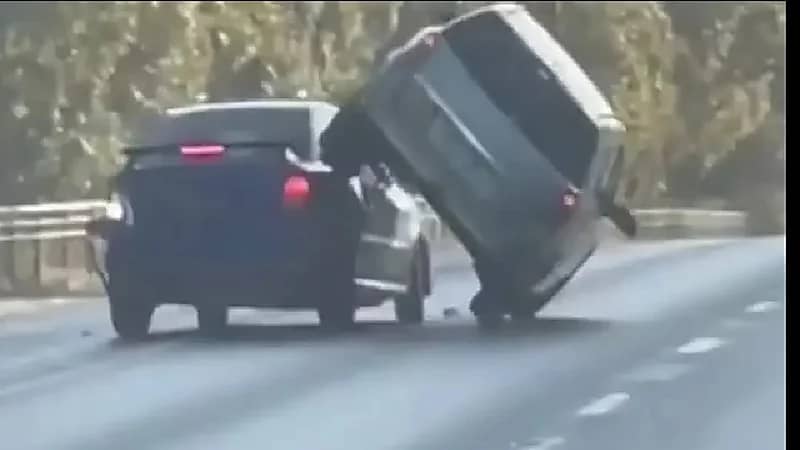 نزاع على الطريق ينتهي بانقلاب مركبة حاولت الصعود على أخرى - فيديو