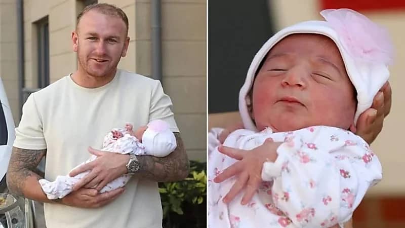 عامل توصيل يساهم في عملية ولادة سيدة بالصدفة أثناء تسليمها طردًا