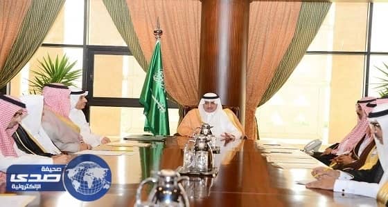 أمير تبوك يرأس اجتماع الإدارات الحكومية والخدمية