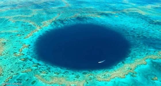 اكتشاف حفرة ضخمة في الحاجز المرجاني العظيم