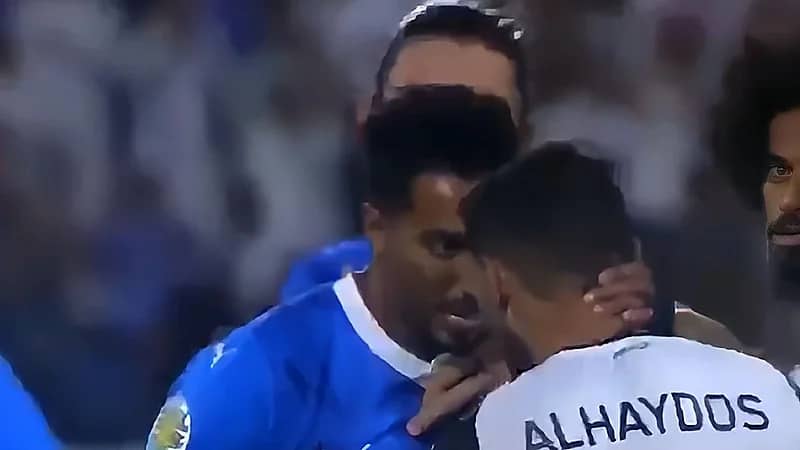 الهيدوس يوضح حقيقة خلافه مع سالم الدوسري .. فيديو