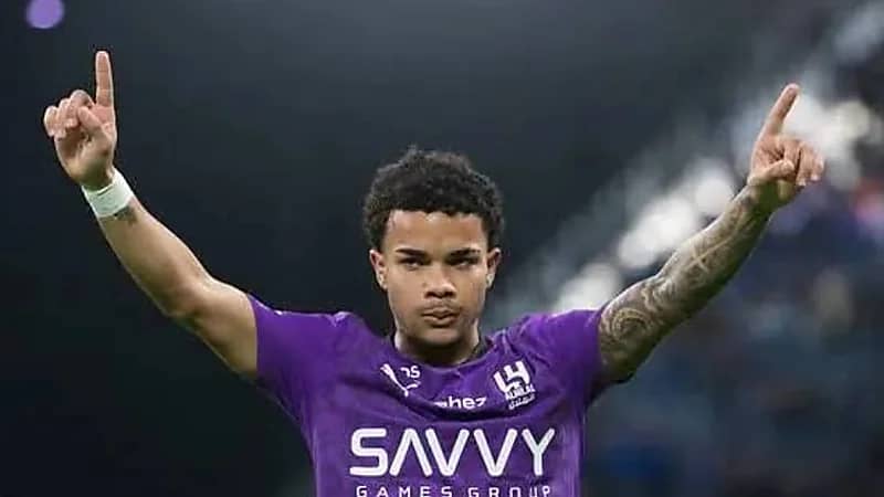 سيزار يحتفل بمباراته الـ100 في مسيرته الاحترافية