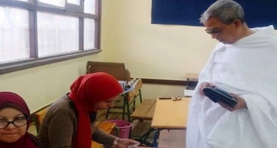 شاهد.. مصري يصوت بملابس الإحرام في انتخابات الرئاسة
