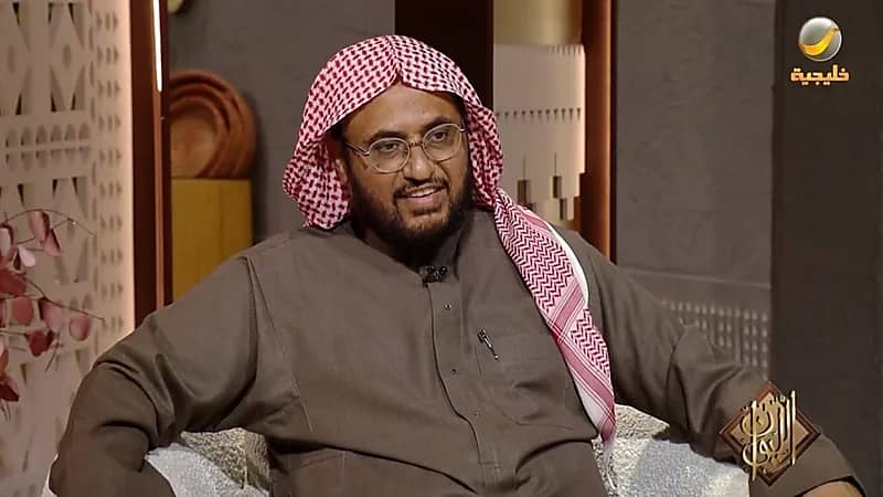 موقف طريف للدكتور الحربي مع أحد المصلين الذي كان يجهر بصوته أثناء صلاة الظهر.. فيديو