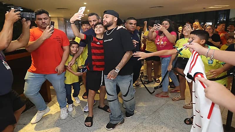 استقبال جماهيري حافل لـ نيمار بعد وصوله لمعسكر البرازيل.. فيديو وصور