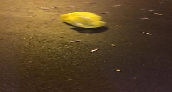 مواطن يوثق عينات من الدم ونفايات طبية متناثرة بأحد الطرق