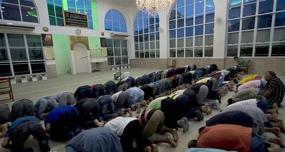 مجددا.. قضية إغلاق المحلات وقت الصلاة تعود للساحة.. ومغردون: إنها الفتنة