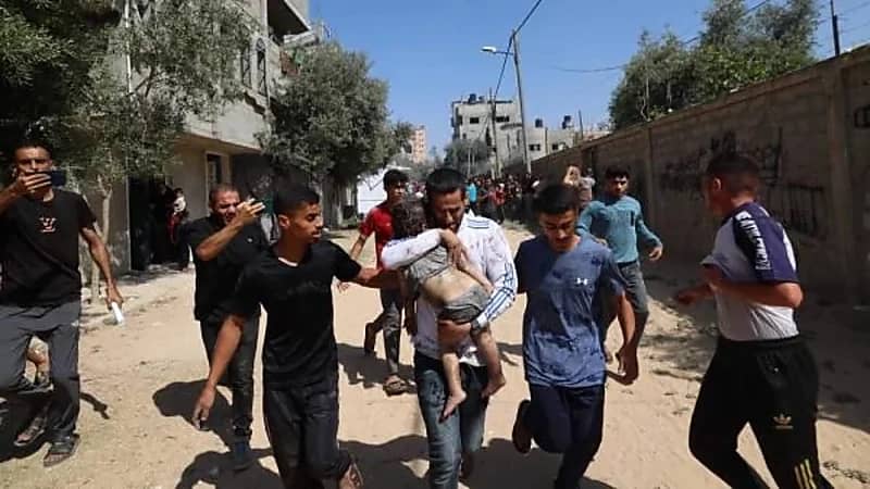 غارات إسرائيلية تقتل عشرات الأطفال والنساء أثناء حصولهم على المساعدات في غزة