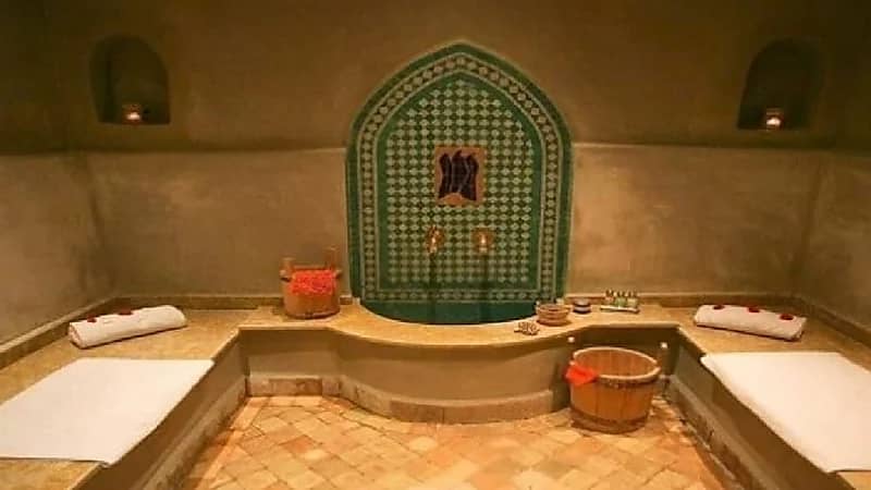 جزار مسلح يقتحم حماماً للسيدات ويثير الرعب