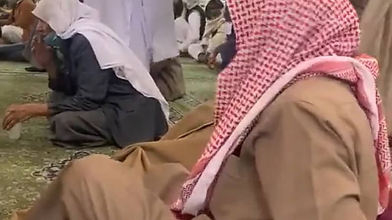مشهد رائع ونبيل لشيخ يغطي باكستانيًا في المسجد النبوي بردائه