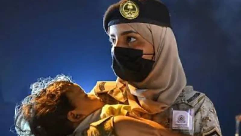 طفل يغفو باطمئنان في أحضان ضابطة صف سعودية استقبلته من السودان(فيديو)