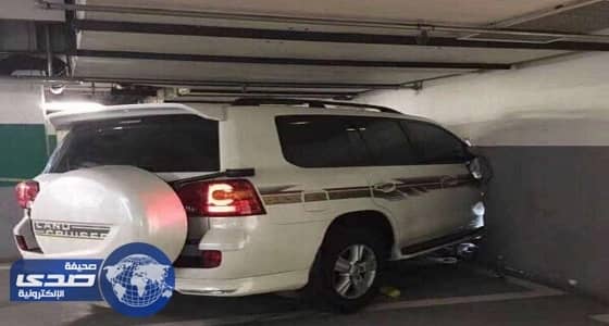 بالفيديو.. سيارة " لاندكروزر " تقتحم مكتب