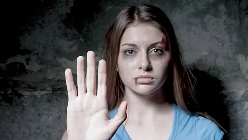 حبس عامل شوه وجه زوجته أثناء سيرها في الشارع