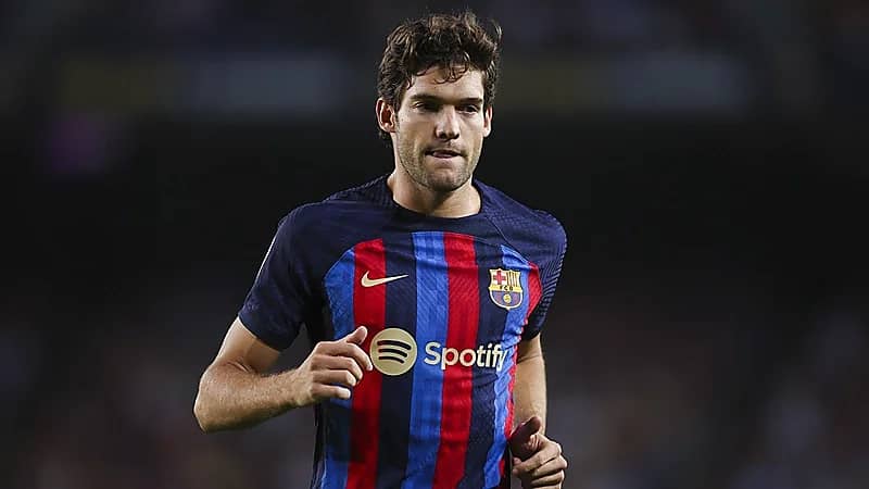 الهلال والاتحاد يتنافسان على ضم مدافع برشلونة