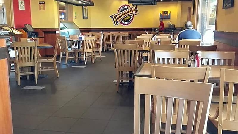 أمريكية تقتل رجلًا بعدما رفض السماح لها بطلب الطعام قبله