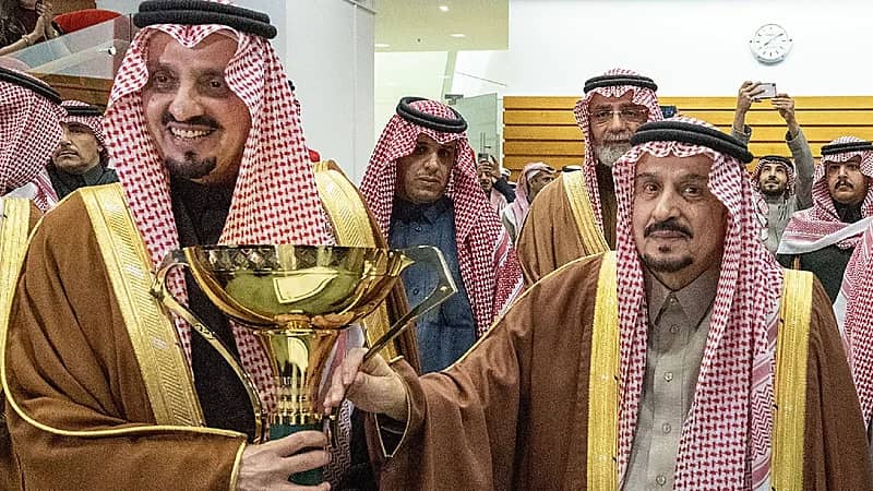 بالصور .. أمير الرياض يتوج الفائزين في الحفل 72 من موسم نادي سباقات