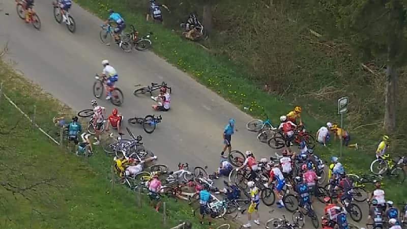 بالفيديو .. اصطدام مروع لعدد كبير من المتسابقين في سباق للدرجات