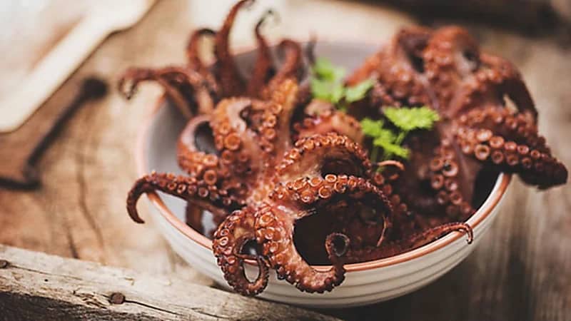 صورة لوجبة أخطبوط تنقذ رجلاً من الموت المحقق