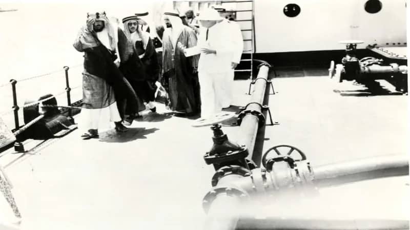 صورة نادرة للملك المؤسس على متن الناقلة سكوفيلد