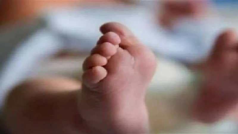 أب يقتل طفلته بعد تحريض من زوجته