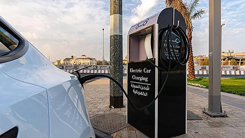 البدء في تنفيذ مشروع منصات شحن السيارات الكهربائية بحدائق وطرق المدينة المنورة
