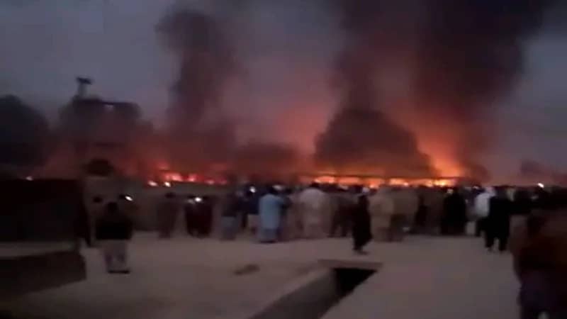 بالفيديو.. إضرام النيران في مركز شرطة احتجز شخص أساء للقرآن الكريم