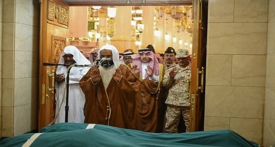 جموع المصلين تشيع جثمان الشهيد الحربي في المسجد النبوي