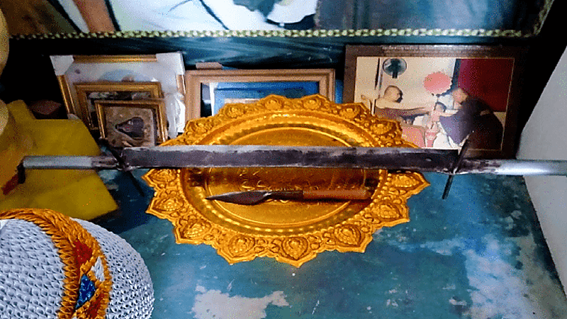 ستيني يقطع رأسه بنفسه لجلب الحظ السعيد (صور)