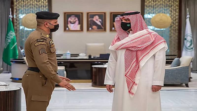 وزير الداخلية يستقبل محمد الزهراني لدوره في منع شخص من اقتحام منبر الحرم