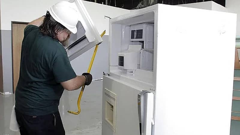 امرأة تُخفي جثة والدتها في الثلاجة لمدة 10 سنوات