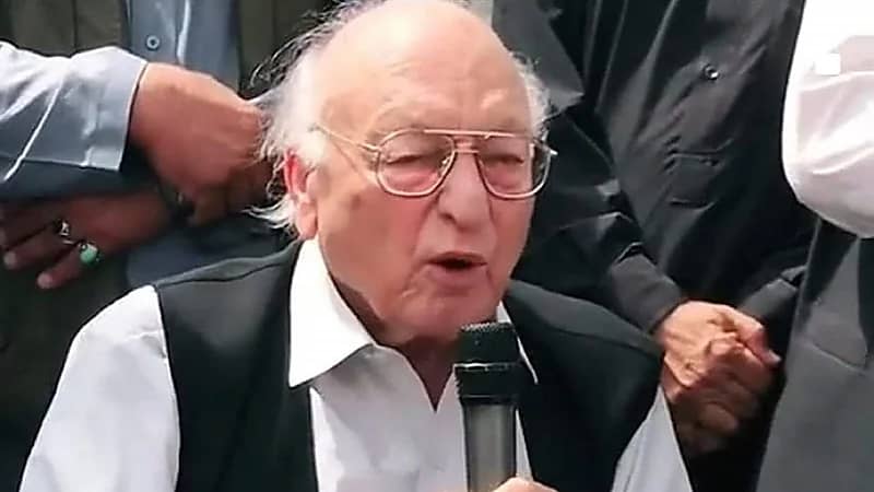 بالفيديو.. رئيس نقابة المحامين الباكستاني يلقى مصرعة على يد محامي داخل المحكمة