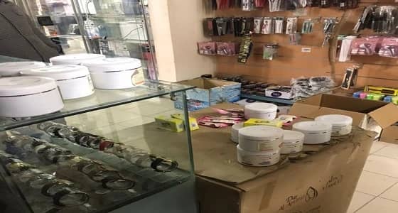 بالصور.. مصادرة مواد مجهولة المصدر ومواد منتهية الصلاحية في عرعر