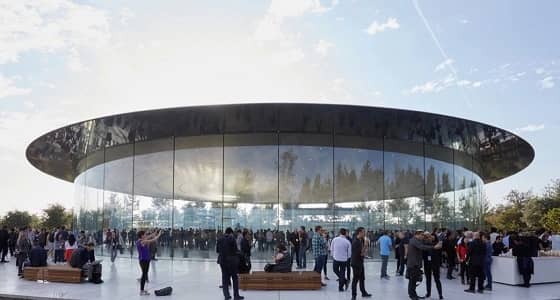 اصطدام 3 موظفين في شركة " أبل " بالجدران الزجاجية