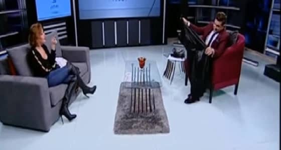 بالفيديو.. قميص ممثلة لبنانية يتسبب في وقف برنامج مصري