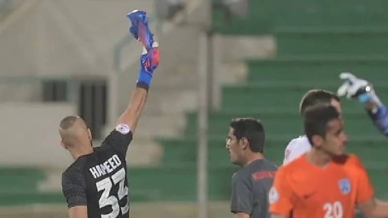 شطب حميد القلاف نهائيا بعد واقعة رفع الحذاء أمام الجماهير