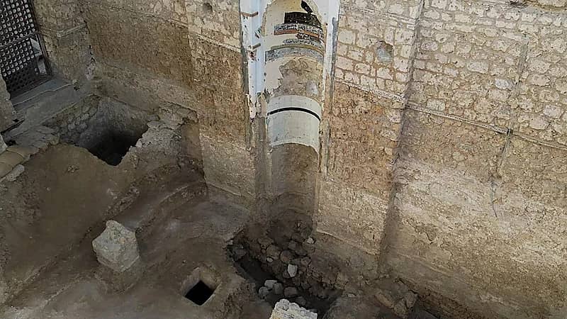 اكتشاف ساريتين من الأبنوس في مسجد عثمان بن عفان تعودان للقرن الأول الهجري