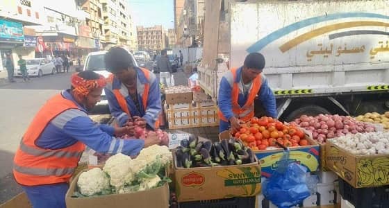 بالصور.. مصادرة 431 كرتونة خضروات وفاكهة بوسط الدمام